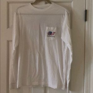 Vineyard vines men’s long sleeve t-shirt.